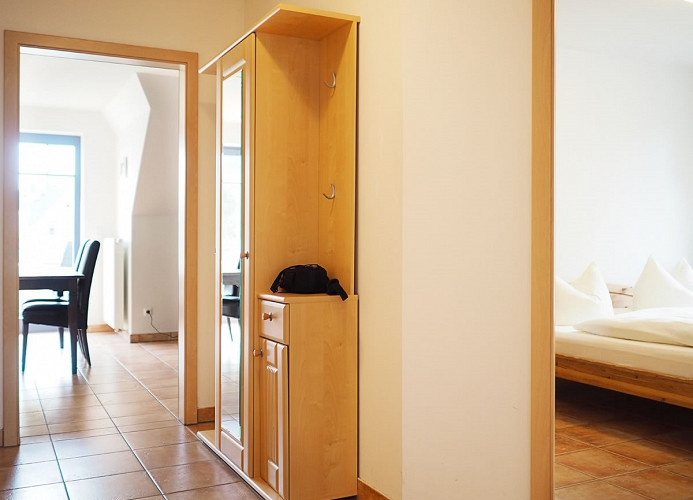 Flur mit Blick zum Wohn-Essbereich