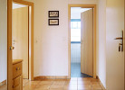 Flur mit Blick ins Bad
